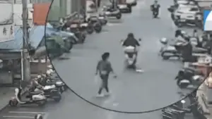 Bé trai 7 tuổi lao ra đường bị xe máy tông, cảnh sát xác định bé chịu toàn bộ trách nhiệm