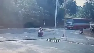 Hai chị em rơi khỏi xe buýt khi trên đường đi thi