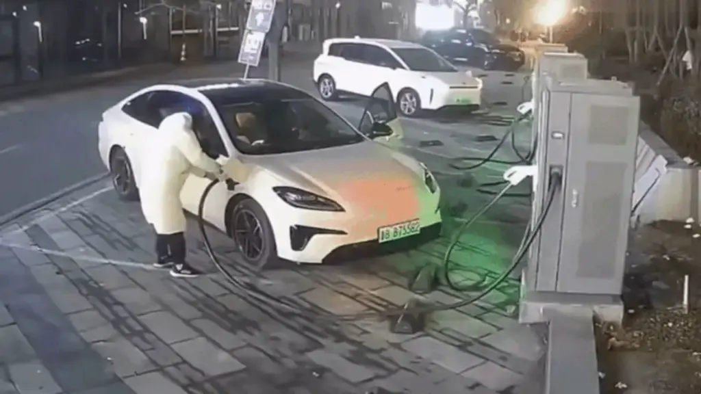 Súng sạc xe điện bị vứt 'không thương tiếc' sau khi dùng