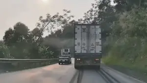 Xe con vượt ẩu ở khúc cua, tự đưa đầu vào 'cửa tử'