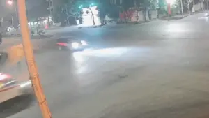 Xe cứu thương lật ngang khi va chạm xe bán tải: ai sai?