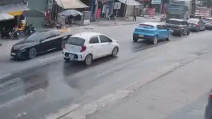 Xe tải đâm dồn toa 4 ôtô