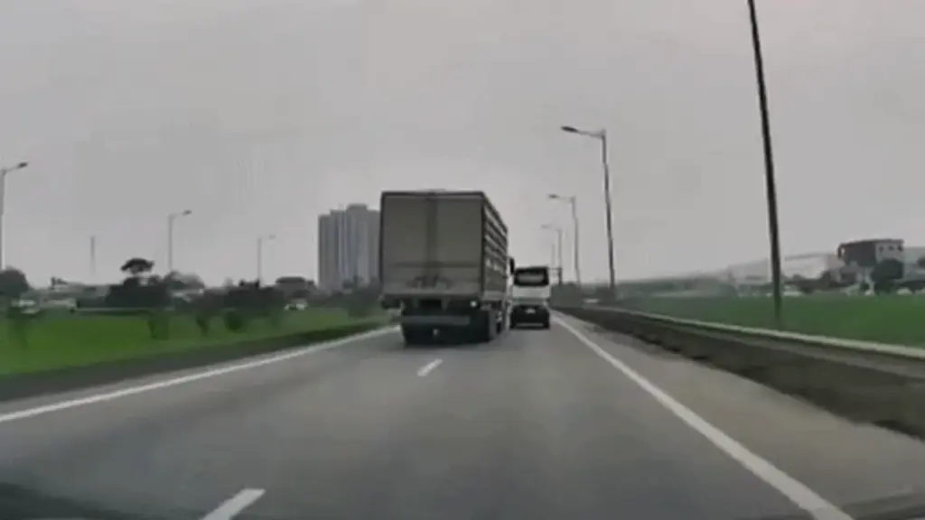 Xe tải húc xe con xoay tròn trên cao tốc