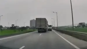 Xe tải húc xe con xoay tròn trên cao tốc