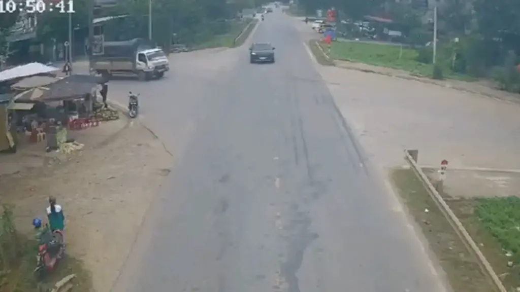 Cô bé đứng bên đường thoát chết khi hai ôtô húc nhau