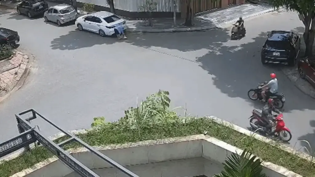 Hai xe máy lao vào nhau giữa ngã tư trống trải