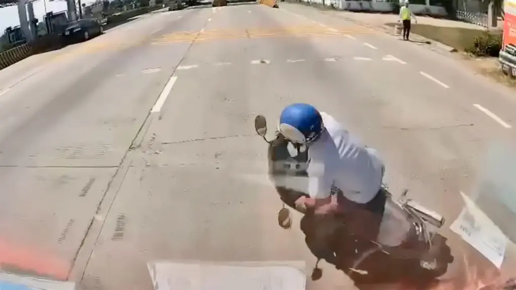 Người đi máy bất chợt run tay, ngã nhào trước đầu ôtô