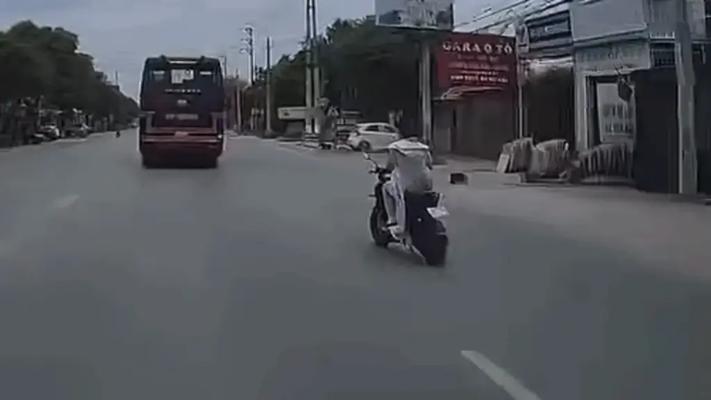 Người đi xe máy rước họa vì 'một người sai, một người yếu'