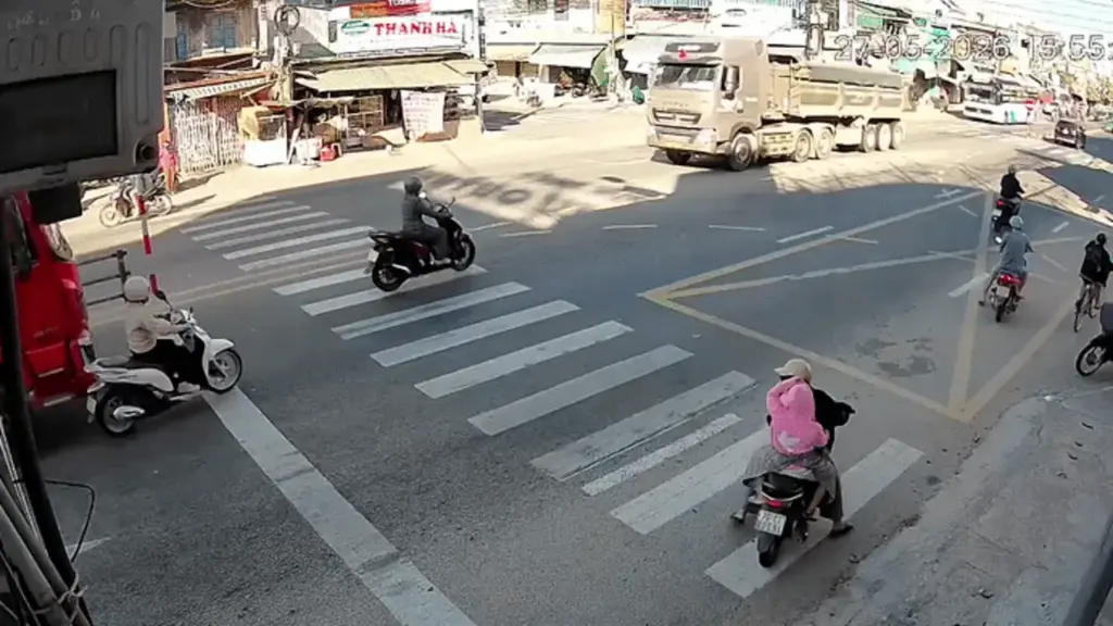Người phụ nữ thoát chết khó tin dưới gầm xe tải