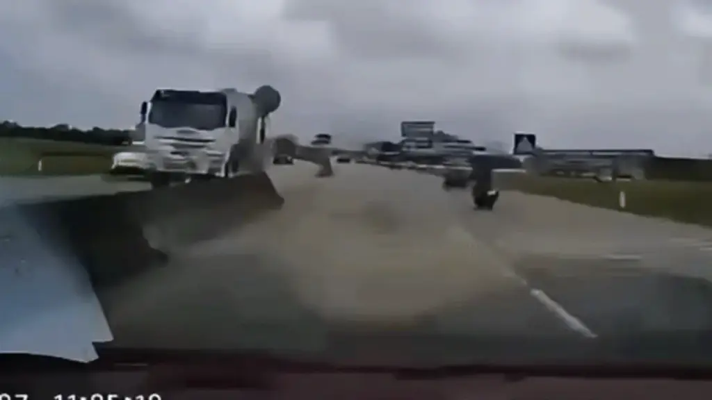Ôtô đâm bay xe máy điện qua đường