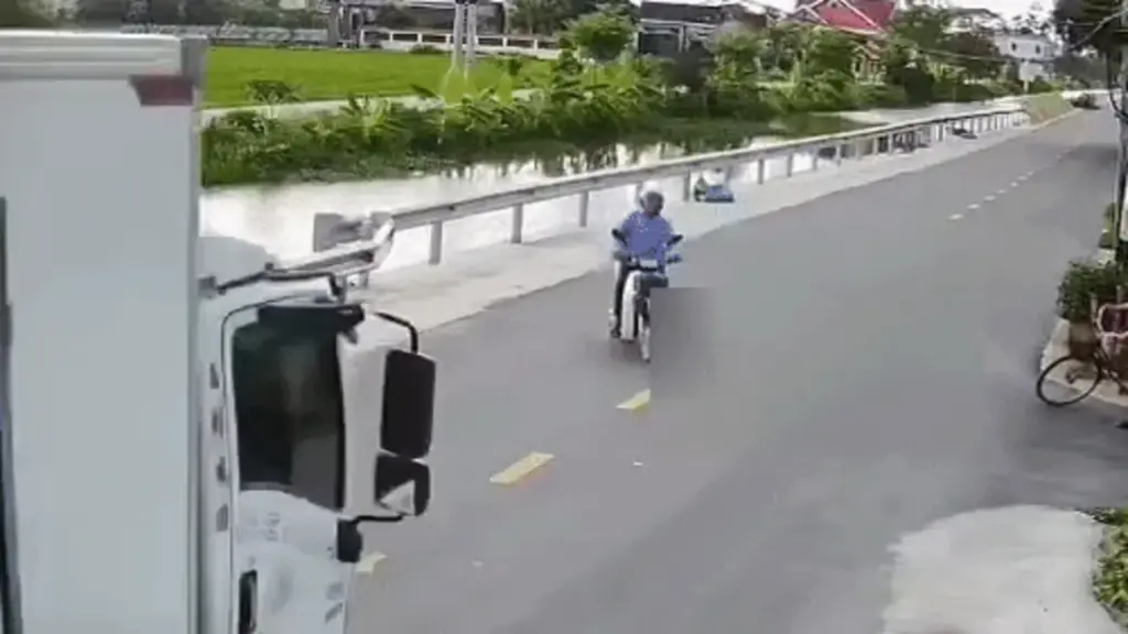 Phán đoán sai tình huống, xe tải đâm bay người đi xe máy