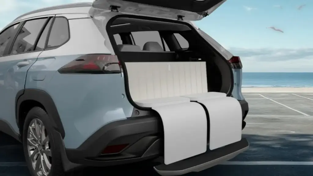 Toyota Corolla Cross thành 'phòng khách di động': Ghế thư giãn ở cốp sau như xe Rolls-Royce