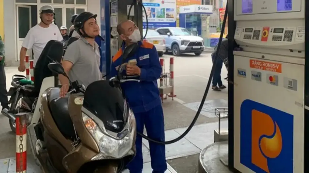 Vì sao không nên để xe gần cạn xăng, dầu mới đi đổ?