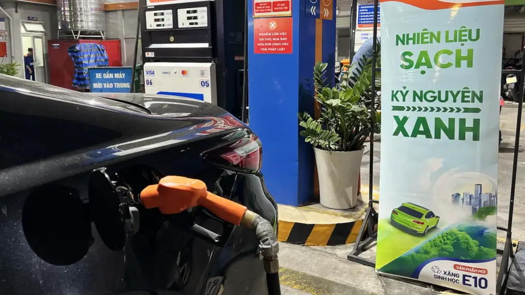 Xe còn xăng 95, có cần xả sạch bình trước khi chuyển sang E10?