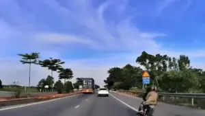 Bốn thanh niên trên hai xe máy trả giá đắt vì đánh võng