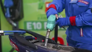Cách lái xe tiết kiệm nhiên liệu khi chuyển sang xăng E10