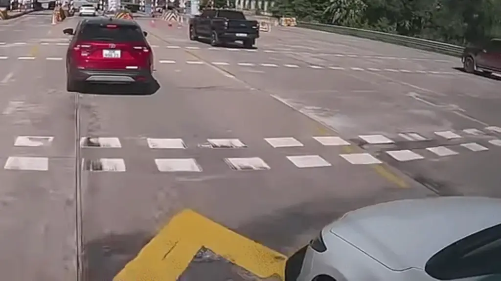 Chen hàng vào trạm thu phí, tài xế chặn đầu xe khác
