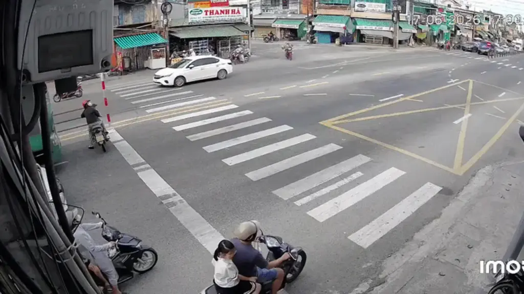 Chờ đèn trước đầu xe tải, người phụ nữ bị cuốn vào gầm