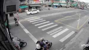Chờ đèn trước đầu xe tải, người phụ nữ bị cuốn vào gầm