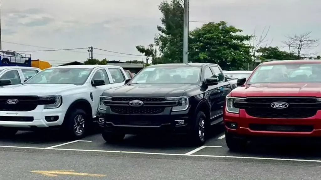 Ford Ranger XLS thêm trang bị giá không đổi, Wildtrak giảm giá đón máy V6