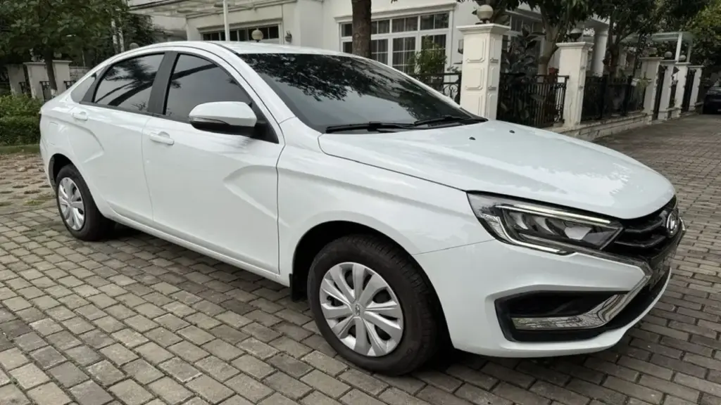 Hàng loạt xe Nga rao bán ở Việt Nam: Giá từ 310 triệu đồng, đều là 'hàng lướt'