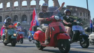 Hơn 10.000 xe Vespa đổ về quảng trường La Mã, mừng thương hiệu tròn 80 năm tuổi