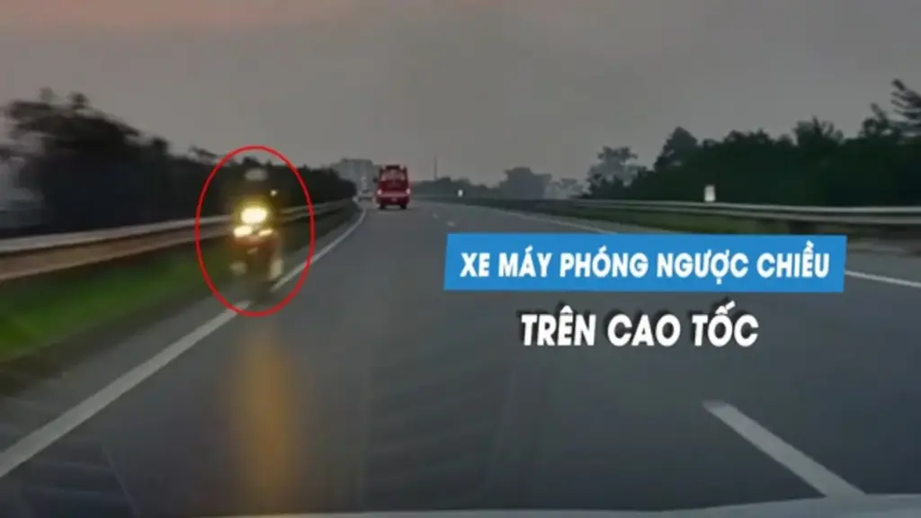 Kinh hoàng xe máy phóng ngược chiều cao tốc lúc chập tối, suýt tông thẳng ô tô