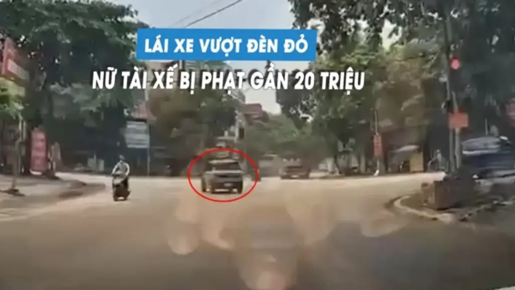 Lái ô tô vượt đèn đỏ, nữ tài xế bị phạt gần 20 triệu đồng