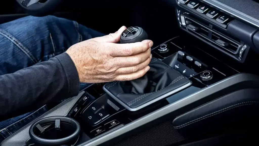 Lái xe số sàn giúp não hoạt động tích cực hơn số tự động