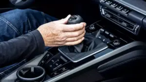 Lái xe số sàn giúp não hoạt động tích cực hơn số tự động