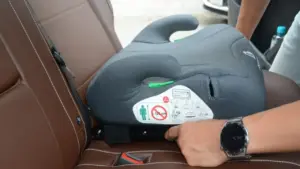 Làm sao biết ô tô có trang bị hệ thống ISOFIX lắp ghế trẻ em hay không?