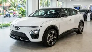 'Lộ diện' xe dễ là VinFast VF 7 đời mới, có thể chia sẻ nhiều điểm chung với VF 8 vừa ra mắt
