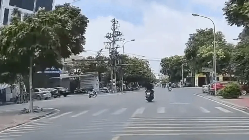 Người đi xe máy lao vào ôtô ở ngã tư