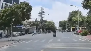 Người đi xe máy lao vào ôtô ở ngã tư