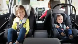 Nhà 3 con nhỏ, xe 5 chỗ không lắp đủ ghế trẻ em phải làm sao?