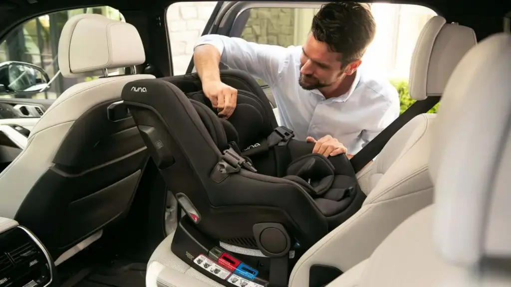 Nhiều nước buộc taxi công nghệ phải có ghế trẻ em