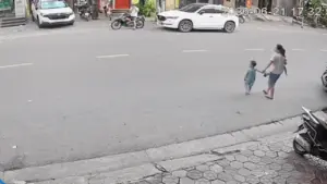 Nổi bật tuần qua: Em bé lao qua đường gây tai nạn