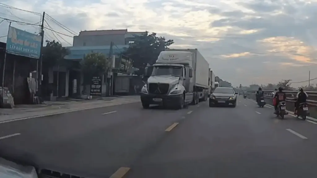 Pha cướp đường 'không thể nhường nhịn' của xe con
