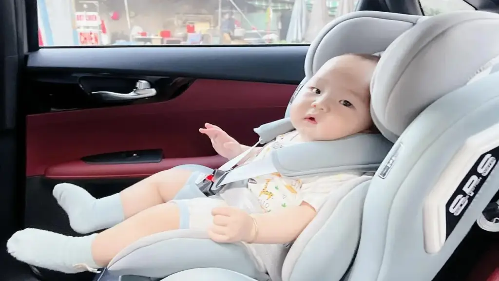 Phạt cảnh cáo khi chở trẻ dưới 10 tuổi không có ghế trẻ em từ 15/8