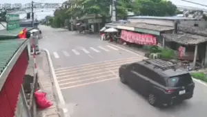 Phóng như bay qua ngã tư, ôtô con đâm văng xe tải vào nhà dân