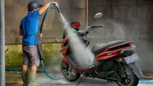 Rửa xe máy điện bằng vòi nước áp lực cao có thể làm hại xe