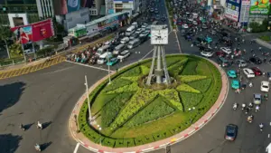 Sau một tháng thí điểm chạy theo đèn tín hiệu, giao thông tại vòng xoay Nguyễn Bỉnh Khiêm ổn định