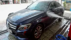 Sử dụng ô tô vào mùa mưa, có cần rửa xe thường xuyên?