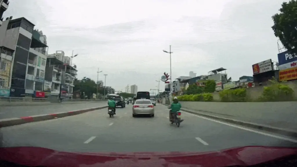 Thanh niên lao xe máy vào ôtô như bịt mắt