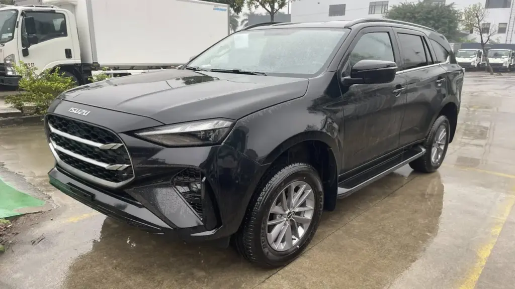 Tin tức giá xe: Isuzu mu-X giảm tới 115 triệu tại đại lý, SUV D nhảy xuống 'đọ giá' Mazda CX-5