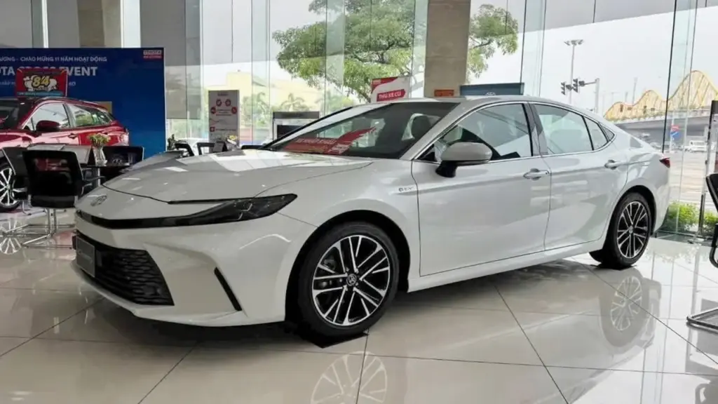 Toyota Camry bỏ bớt phiên bản ở Việt Nam, chỉ còn động cơ hybrid