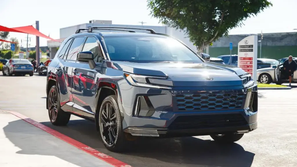 Toyota RAV4 'cháy hàng', xe chỉ nằm kho vài giờ