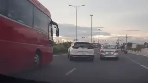 Xe con chuyển làn bị xe khách tông: ai sai?