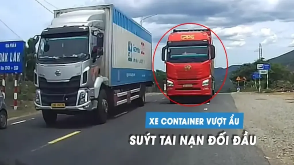 Xe container vượt ẩu ép ô tô con phải lao vào lề đường