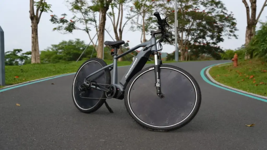 Xe đạp điện không cần cắm sạc vẫn đủ dùng hằng ngày, có cả trợ lý ảo, kết nối không dây
